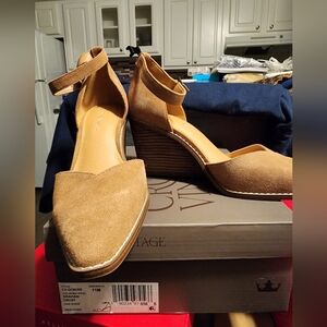 NWB,lady's Crown Vintage shoes size 11, Graham crust color cow suede.